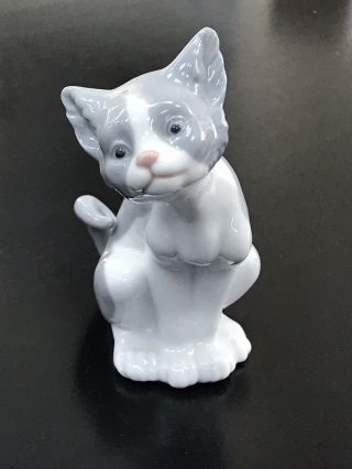 Lladro 5113 Feed Me Cat Kitten Porcelain Figurine 5 1/2 " Tall