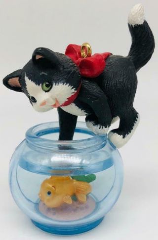 1999 Mischievous Kittens Hallmark Ornament Cat With Fishbowl 1