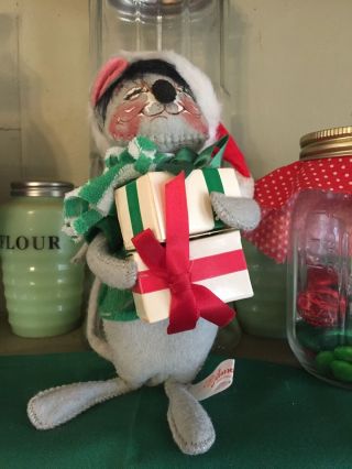 Annalee Vintage 1965 - 1983 Christmas Mouse With Tag Balancing Gifts