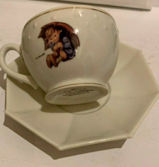 M.  J.  Hummel Danbury " Umbrella Boy & Girl " 8 Porcelain Tea Cups & Saucers