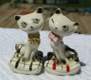 Vintage Adorable Siamese Cats On Pillows Salt And Pepper Shakers - Japan