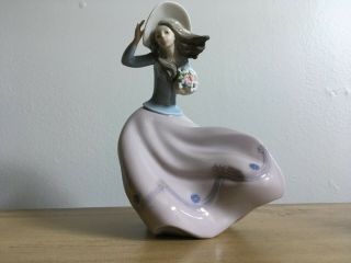 2 Lladró Porcelain Figurines: Blustery Day 5588 And Kissing Couple Of Doves 1169