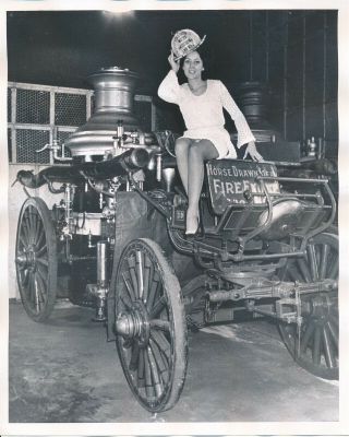 1969 8 X 10 Car Show Cheesecake Press Photo Girl W Antique Fire Engine