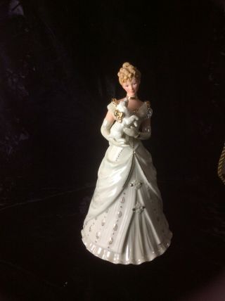 Lenox 2005 Limited Edition “a Home For Christmas” Ivory Classic Figurine 8.  75”