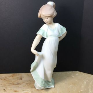 Lladro Golden Memories Daisa 1991 Figurine Girl W/dress Handmade In Spain 8.  5 "