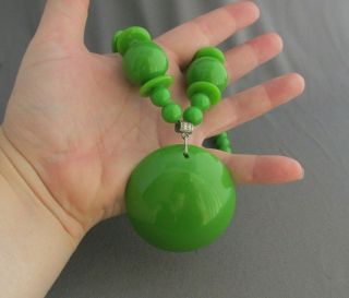 VINTAGE SILVER TONE LIME GREEN LUCITE BALL BEAD CHUNKY PENDANT NECKLACE 2