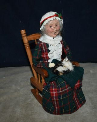 Byers Choice Retired Mrs.  Claus On Rocking Chair With Kitten On Lap -