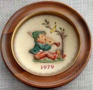 Hummel 1979 Annual Collectible Plate; Framed; Singing Lesson; Great Bird Gift