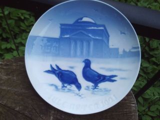 1921 Bing & Grondahl Christmas Plate " Pigeons In The Castle Court "