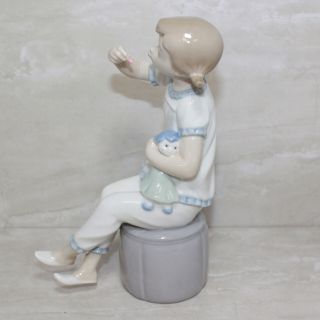 Lladro Figurine 1083 ln box Girl with Doll 3
