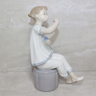 Lladro Figurine 1083 ln box Girl with Doll 4