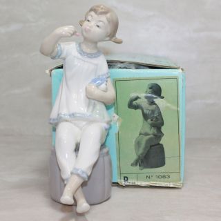 Lladro Figurine 1083 ln box Girl with Doll 5