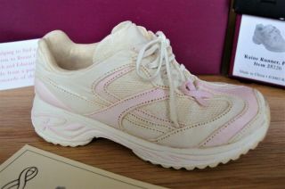 Just The Right Shoe - Raine Runner Pink,  Parade Of Gifts 2002 Breast Cancer Shoe