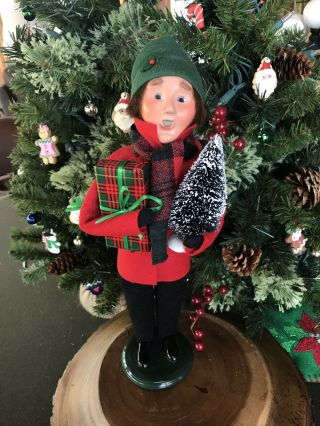 Byers Choice Man W/ Present And Tree 2014 Signed:byers