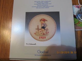 Hummel Annual Plate 1989 In Bas Relief " Farm Boy " Hum 285