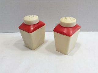 Vintage Alladin Plastic Red and White Salt And Pepper Shakers 3