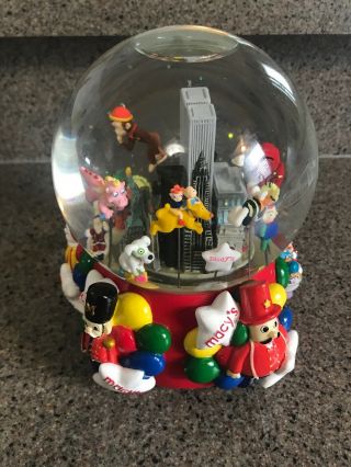 Macy ' s THANKSGIVING DAY PARADE SNOW GLOBE 75th Anniversary 2001 with Twin Towers 2
