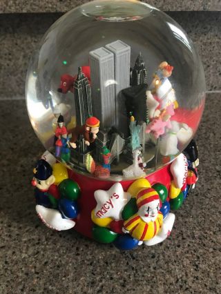 Macy ' s THANKSGIVING DAY PARADE SNOW GLOBE 75th Anniversary 2001 with Twin Towers 3