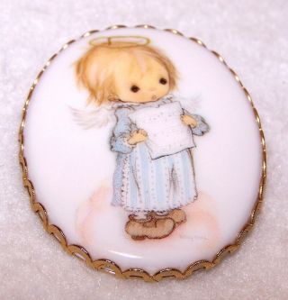 Estate Betsey Clark Singing Angel Holding Music Oval Pin / Pendant In Gold Frame