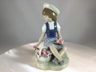 Lladro Porcelain Figurine Picking Flowers 1287 Girl Seated W/basket Of Flowers
