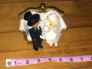 CUTE 1970s Vintage wedding cake topper Wilton Kissing Couple Couch Bride Groom 2