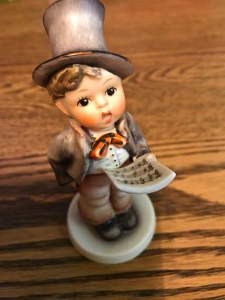 Vintage Goebel Hummel Figurine “street Singer " 131 Measures 5.  25 " Tall