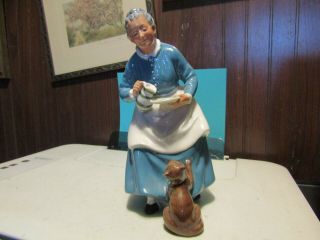 71/2 " T Royal Doulton Figurine Women Feeding Her Cat The Favourite 1959 Sweet