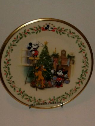 Lenox Holiday Plate Featuring Mickey & Co " Decorating The Tree " Minnie Pluto