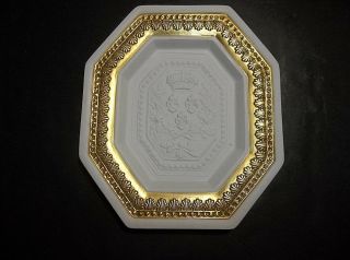 Vintage Mottahedeh Crest Wall Plaque Porcelain Gold Gilt Italy