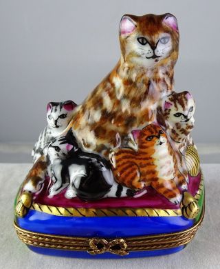 Mother Cat With Litter Peint Main Limoges Collectible Porcelain Trinket Box