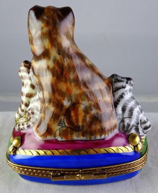 Mother Cat with Litter Peint Main Limoges Collectible Porcelain Trinket Box 3