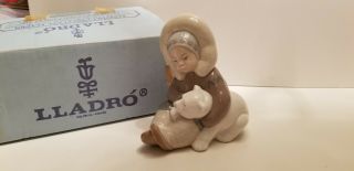Vintage Retired Lladro 1195 Eskimo Playing By Juan Huerta - 4.  75 X 4.  25
