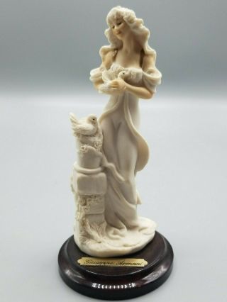 Giuseppe Armani Capodimonte 1995 " Lady With Doves " Figurines Collectibles