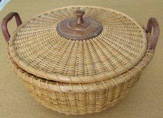 Vintage Round Nantucket Basket With Lid,  Heart Shaped Handles Cond