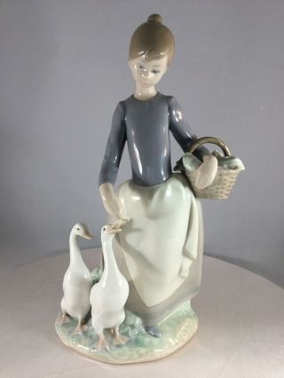 Lladro Porcelain Figurine On The Farm 1306 Girl With Basket Feeding Geese
