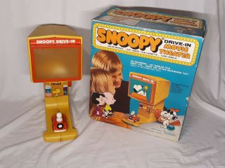 Peanuts - - Snoopy Drive In Movie Theater W/box And Movie 1975 Kenner