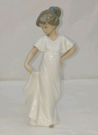Nao Lladro Daisa 1989 8.  5 " Girl In Lace Dress Figure Hand Made In Spain