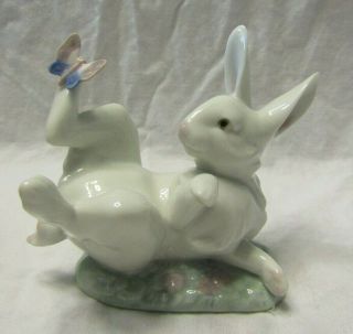 LLADRO PORCELAIN FIGURINE BUNNY RABBIT WITH BUTTERFLY (THAT TICKLES) NUMBER 5888 2