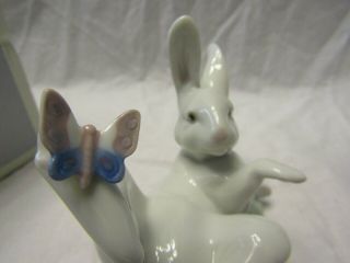 LLADRO PORCELAIN FIGURINE BUNNY RABBIT WITH BUTTERFLY (THAT TICKLES) NUMBER 5888 4