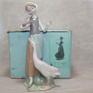Lladro Figurine 1052 ln box Girl with Duck 5