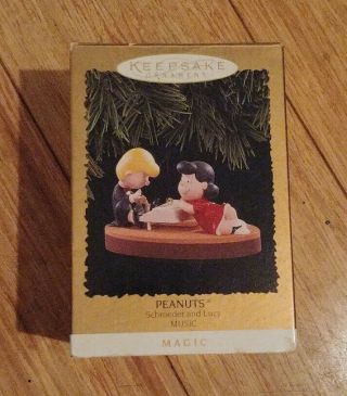 Hallmark Keepsake Magic Ornament Peanuts Schroeder And Lucy Music 1996