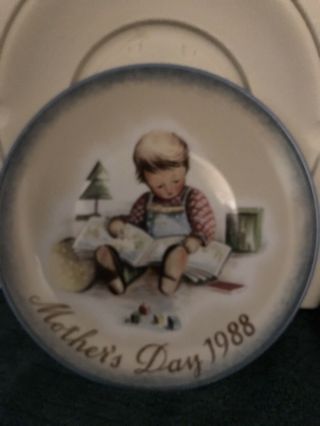 1988 Schmid Hummel " Young Reader " Mothers Day Plate Made In West Germany