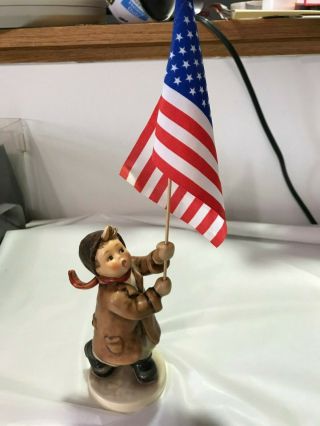 Goebel Hummel Figurine " Call To Glory " • 739/i Usa Flag,  1992