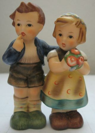 Hummel We Congratulate 214e Figurine Boy And Girl With Flowers 3 1/2 "