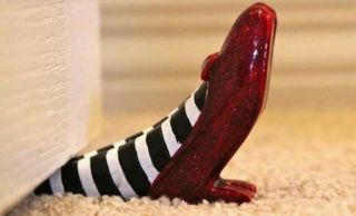 Wizard Of Oz - Westland (1842) Doorstop Wicked Witch Of The East Legs Ruby Slippers