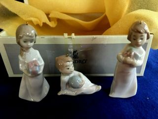 Lladro 05940 Three Figurines - Christmas Morning - - Xmas Ornaments