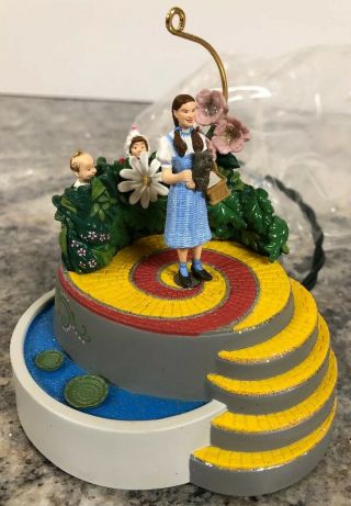 Hallmark Ornament 2006 Dorothy And The Munchkins Wizard Of Oz Magic Light Motion