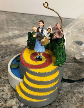 HALLMARK Ornament 2006 DOROTHY AND THE MUNCHKINS WIZARD OF OZ Magic Light Motion 2