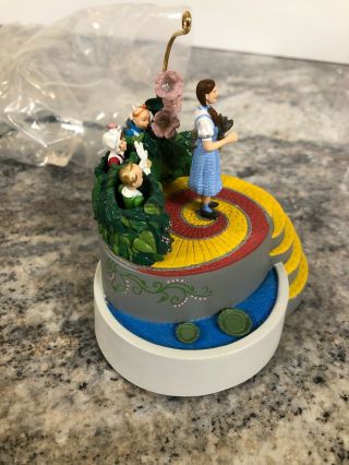 HALLMARK Ornament 2006 DOROTHY AND THE MUNCHKINS WIZARD OF OZ Magic Light Motion 3