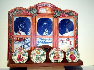 Cherished Teddies Tis The Season Set 4 Christmas Plates,  Wood Rack & Backdrop